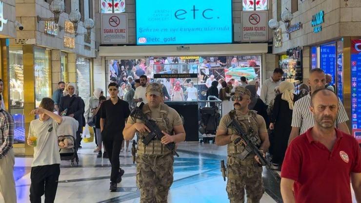 Özel harekat polisleri Kapalıçarşı'da önlem aldı! Kuyumcuyu tehdit edip 10 milyon avro haraç istediler Özel harekat polisleri Kapalıçarşı'da önlem aldı! Kuyumcuyu tehdit edip 10 milyon avro haraç istediler