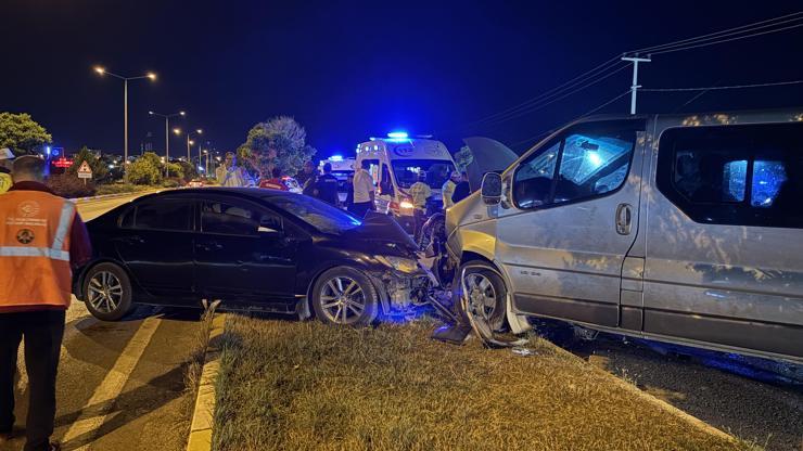 Sivas’ta minibüs ile otomobil çarpıştı; 3’ü futbolcu 5 kişi yaralandı Sivas’ta minibüs ile otomobil çarpıştı; 3’ü futbolcu 5 kişi yaralandı