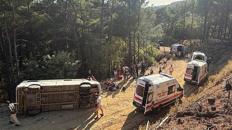 Edremitte tur minibüsü devrildi: 11 yaralı