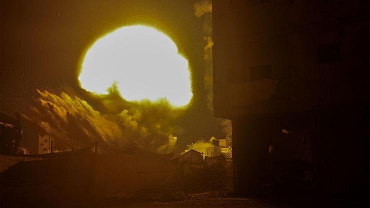 İsrail Gazze'de yüzlerce Filistinlinin kaldığı binayı bombaladı