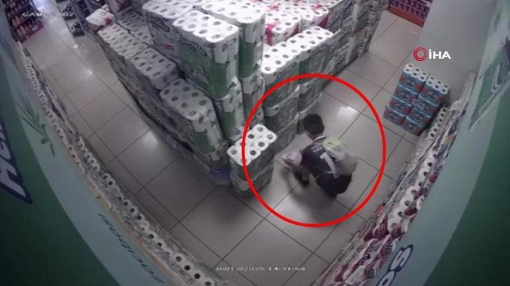 O anlar kamerada... 10 yaşındaki çocuk marketi ateşe verdi