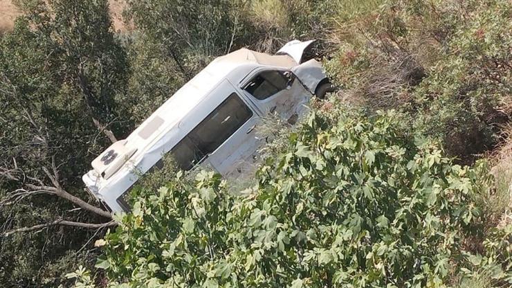 Servis minibüsü, uçuruma yuvarlandı: 4'ü öğrenci, 5 yaralı