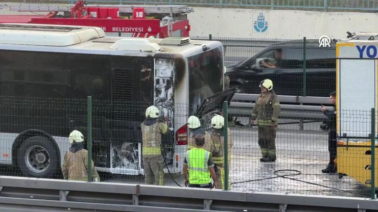 İstanbul'da metrobüs yangını