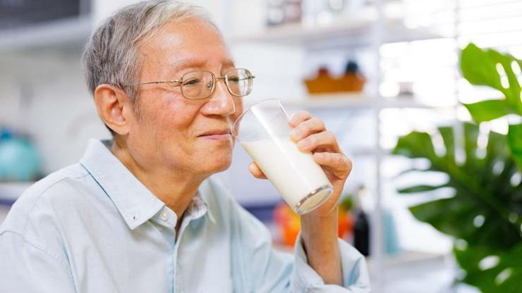 Kadınlarda 70, Erkeklerde 80 Yaş Sonrası Güçlü Kemiklerin Sırrı Ortaya Çıktı Kalsiyum ve D Vitamini Depolarını Fulleyin Çünkü...