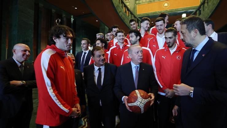 12 Dev Adam Külliyede Cumhurbaşkanı Erdoğan, A Milli Erkek Basketbol Takımını kabul etti