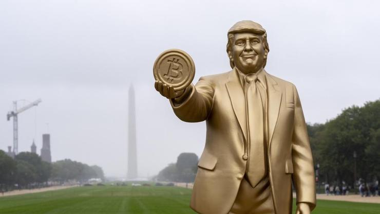 FED kararının ardından ABD başkentinde ortaya çıkan Trump heykeli