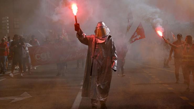 Fransızlar bugün sokağa çıkıyor Büyük eylem hazırlığı: Ülke genelinde yüz binlerce kişi eylem yapacak