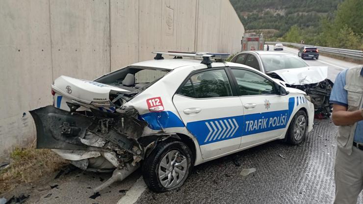 Kazaya müdahale eden polislerin aracına otomobil çarptı; 2si polis 8 yaralı