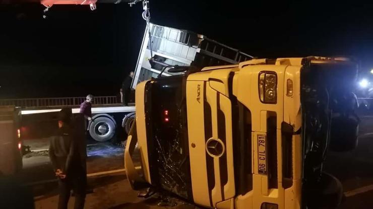 Karadeniz Sahil Yolu’nda TIR kazası: 2 kişi yaralandı