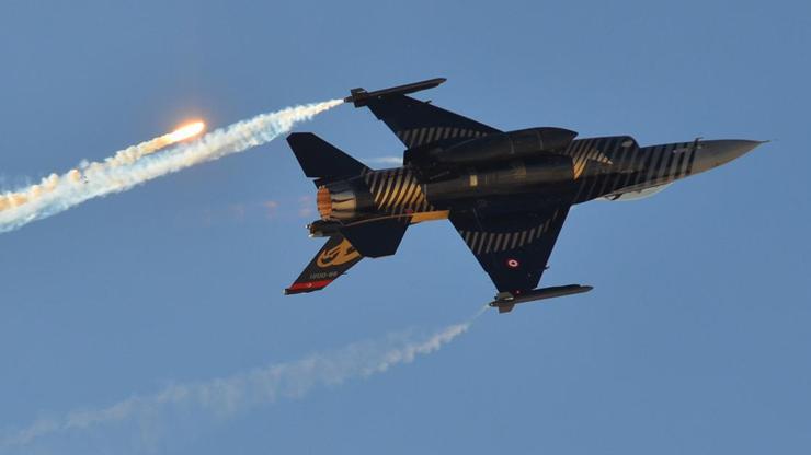 NEFES KESEN GÖSTERİ... İngilizler ilk kez Türkiye semalarında