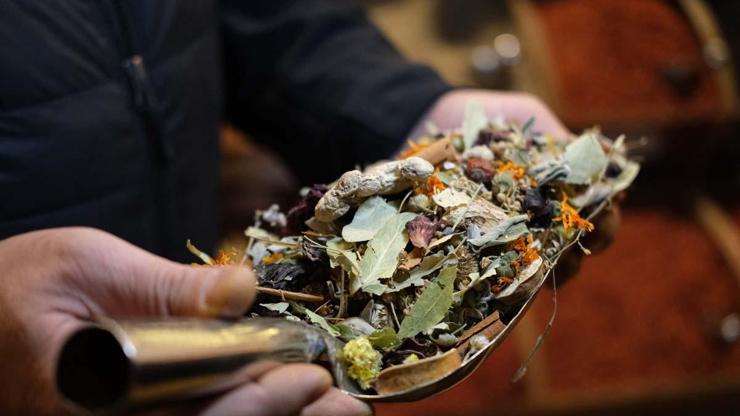 GRİP, NEZLE, ÖKSÜRÜĞE KARŞI DOĞAL İLAÇ Boğaz Ağrısına Birebir, Öksürüğü Yumuşatıyor ve Kesiyor İdrar Söktürüyor... En Çok Bu Bitkilere Talep Arttı Ihlamurun, Zencefilin, Adaçayının, Tarçının Faydaları