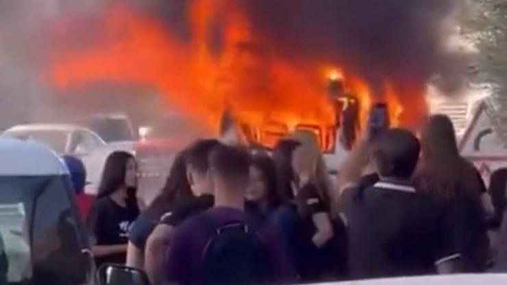 Mersinde facianın eşiğinden dönüldü Öğrenci servisi böyle yandı