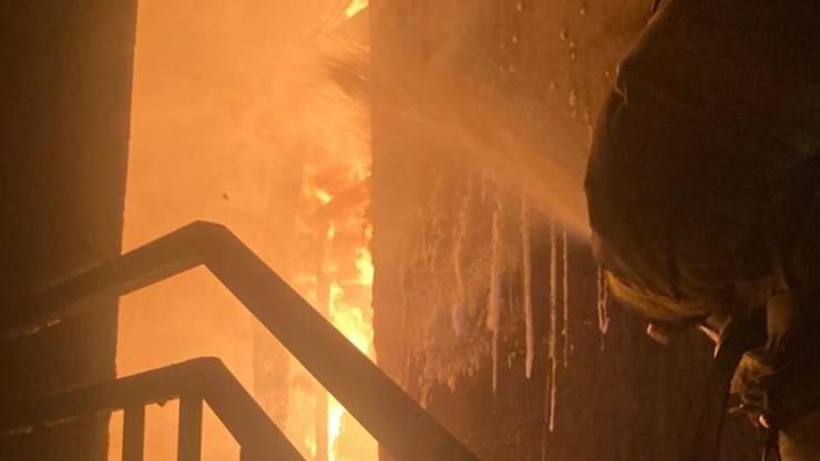 5 katlı binanın çatı katı alev alev yandı