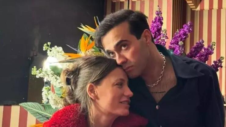 Serenay Sarıkaya’nın Sokak Stili Sanal Medyayı Salladı Terlik Fiyatı Dudak Uçuklattı