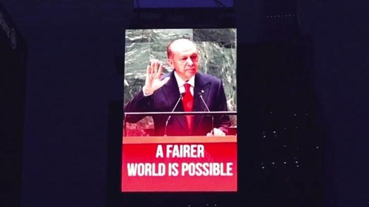 Cumhurbaşkanı Erdoğan’ın sözü Times Meydanındaki ekranlara yansıtıldı: Daha adil bir dünya mümkün
