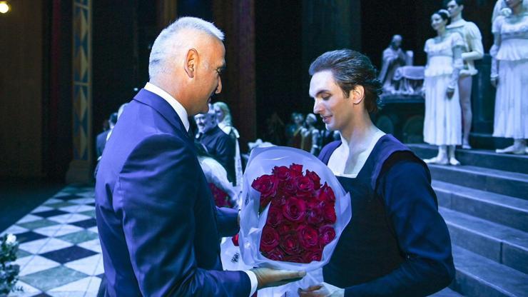 BOLŞOY’UN 350 KİŞİLİK DEV KADROSU İSTANBUL’DA AYAKTA ALKIŞLANDI