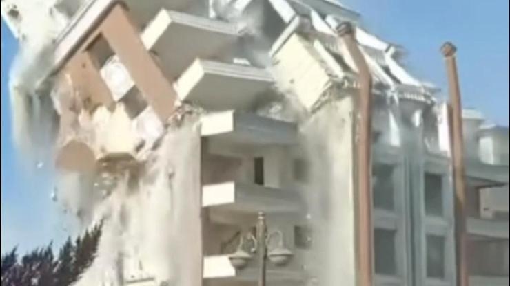 Hatay'da 9 katlı bina kontrollü yıkıldı Hatay'da 9 katlı bina kontrollü yıkıldı