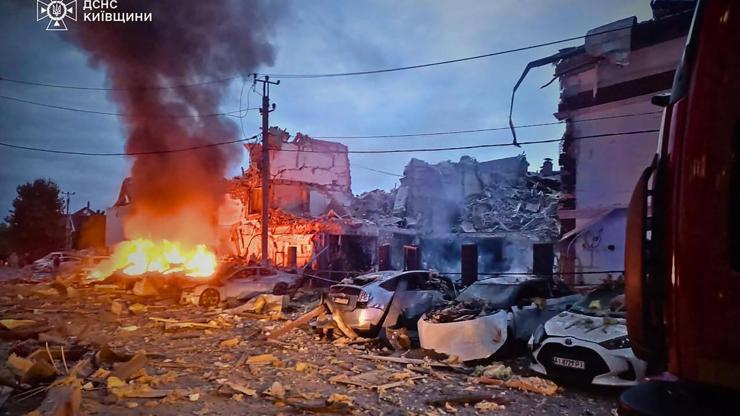 Ukraynanın kalbi alev alev Rusyadan yoğun bombardıman... Nükleer santral endişesiyle gözler Zaporijyada