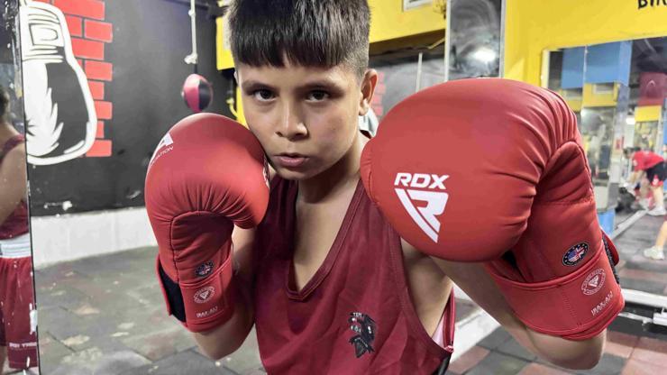 Ailesi uslu dursun diye boks kulübüne gönderdi, ilk şampiyonasından altın madalyayla döndü