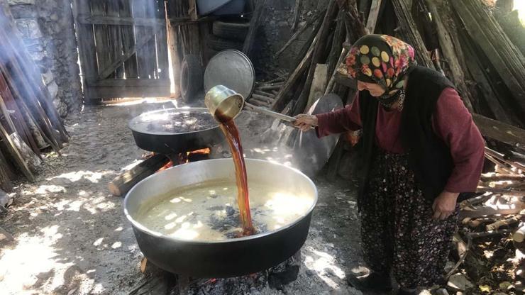 50 kiloluk kazanlarda 1 litre külle kaynatılıyor, kilosu 500 liradan satılıyor