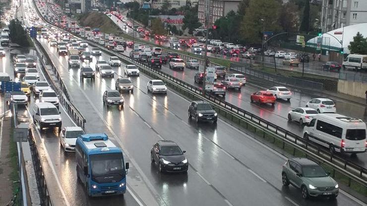 İstanbul'da yollar kilit: Yağışın da etkisiyle trafik yoğunluğu yüzde 85'e çıktı! İşte kara yollarında durum İstanbul'da yollar kilit: Yağışın da etkisiyle trafik yoğunluğu yüzde 85'e çıktı! İşte kara yollarında durum