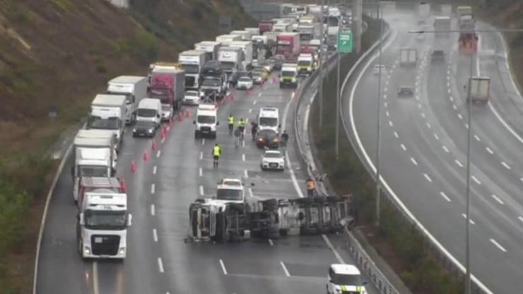 Beykoz Kuzey Marmara Otoyolunda TIR devrildi