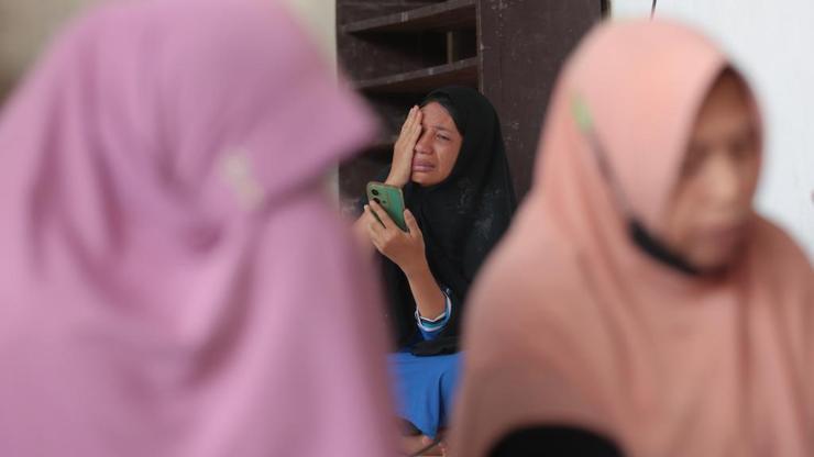 Endonezya’da okul çökmesi sonucu zamanla yarış sürüyor: 91 kişi enkaz altında, aileler çaresiz bekleyişte…