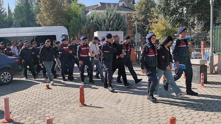 1 kişinin öldüğü silahlı kavganın şüphelileri adliyeye sevk edildi 1 kişinin öldüğü silahlı kavganın şüphelileri adliyeye sevk edildi