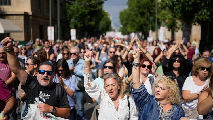 Yunanistan grevde İşçiler 13 saatlik mesai planına karşı sokaklarda: Modern kölelik tepkisi... Kentlerde ulaşım durdu