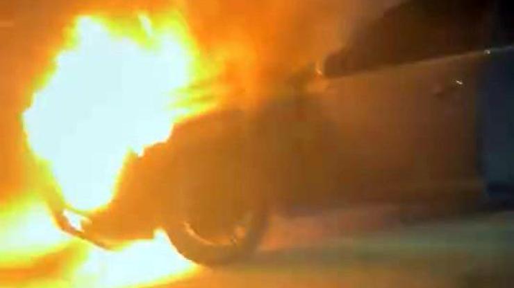 İstanbul - Avcılar D-100 yan yolda otomobil alev aldı İstanbul - Avcılar D-100 yan yolda otomobil alev aldı