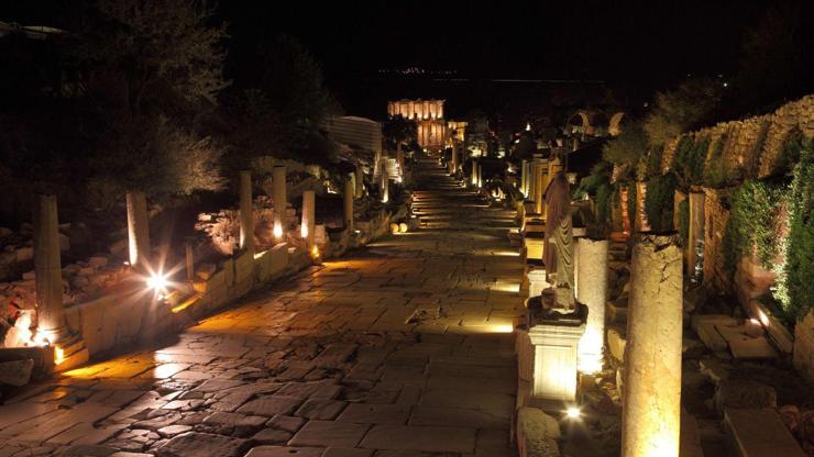 Gece müzeciliğinde ziyaretçi rekoru! Efes, Side ve Galata Kulesi'nde gece ziyaretleri 2 Kasım’a kadar uzatıldı
