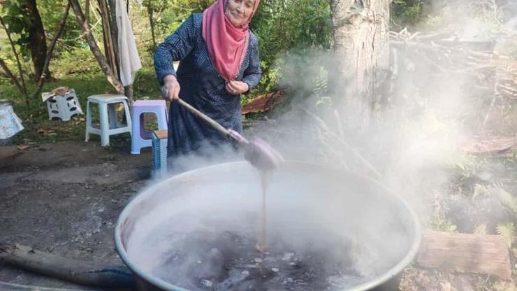 Geleneksel kokulu üzüm pekmezi kazanları kaynadı