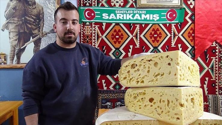 Kars'ta sezonun ilk gravyer peyniri tezgahlarda Kars'ta sezonun ilk gravyer peyniri tezgahlarda