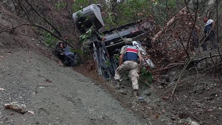 Yol açarken uçuruma yuvarlanan iş makinesinin operatörü öldü