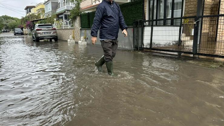 Balıkesir'de sağanak; cadde ve sokaklar göle döndü
