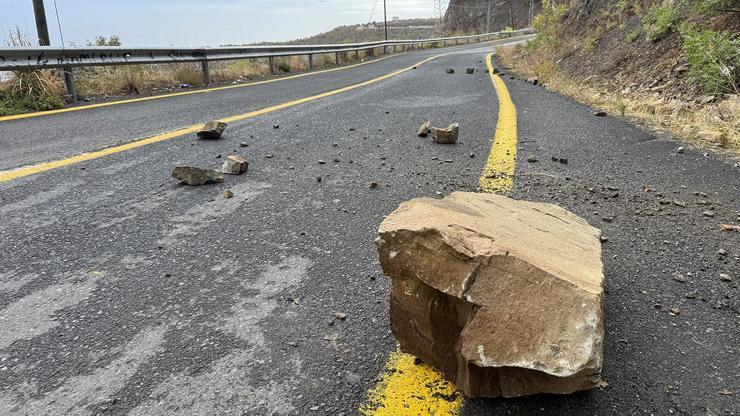 Tekirdağ'ı sağanak vurdu: Yola kaya parçaları düştü Tekirdağ'ı sağanak vurdu: Yola kaya parçaları düştü