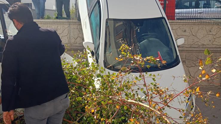 Nevşehir’de otomobil evin bahçesine uçtu Nevşehir’de otomobil evin bahçesine uçtu