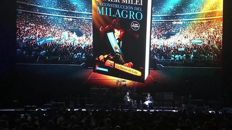 Arjantin ikiye bölündü: Sahnede şarkı şov, sokakta arbede