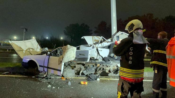 Tekirdağda korkunç kaza Aydınlatma direğine çarpan otomobil ikiye ayrıldı