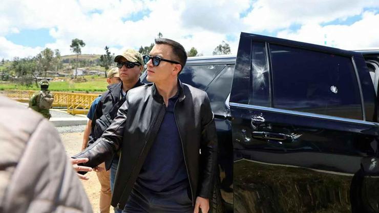 Ekvadorda Devlet Başkanı Noboanın konvoyuna taşlı saldırı: Kurşun izleri de bulundu