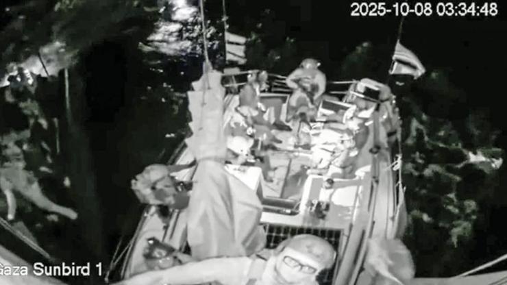 İsrail’den Özgürlük Filosu’na müdahale: 3 Türk vekil alıkonuldu İsrail’den Özgürlük Filosu’na müdahale: 3 Türk vekil alıkonuldu