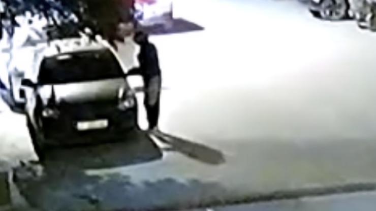 Otomobil hırsızlığı girişimi kamerada Otomobil hırsızlığı girişimi kamerada