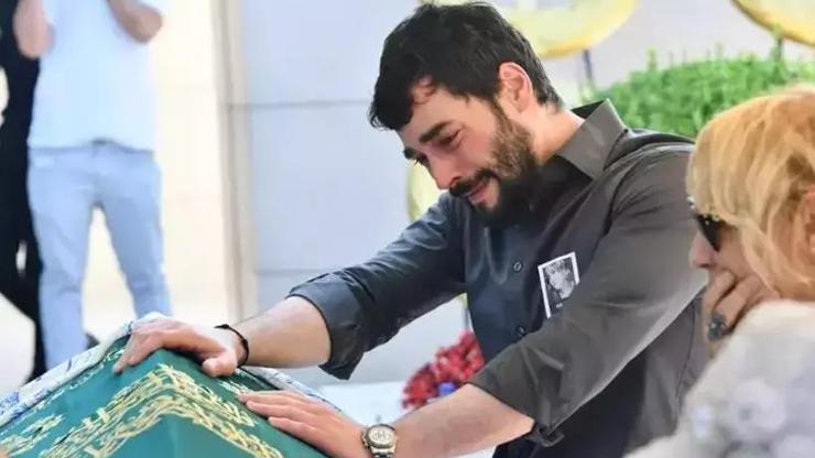 Akın Akınözü’nden Annesine Duygusal Mesaj