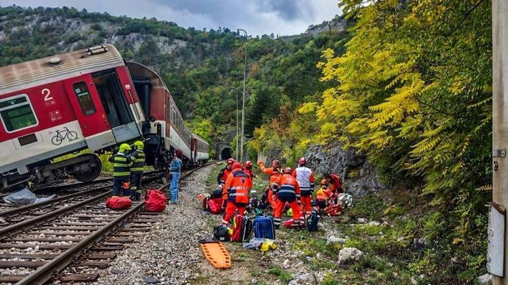 Slovakya'da iki tren çarpıştı! 2'si ağır 20 kişi yaralandı Slovakya'da iki tren çarpıştı! 2'si ağır 20 kişi yaralandı