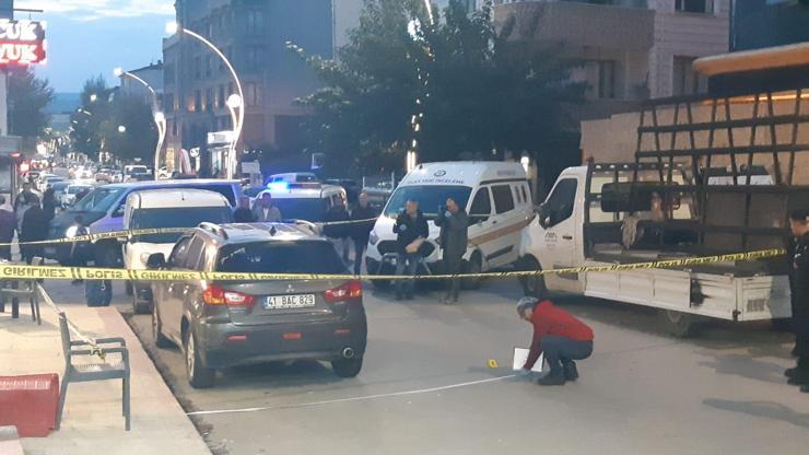 Trafikte yol verme kavgasında tabancayla vuruldu: 1 yaralı Trafikte yol verme kavgasında tabancayla vuruldu: 1 yaralı