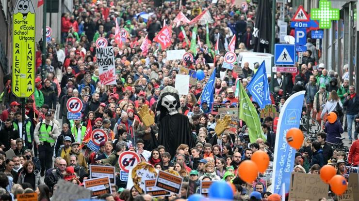 Belçikada genel grev: Binlerce kişi kemer sıkma politikalarına karşı Brüksel sokaklarında