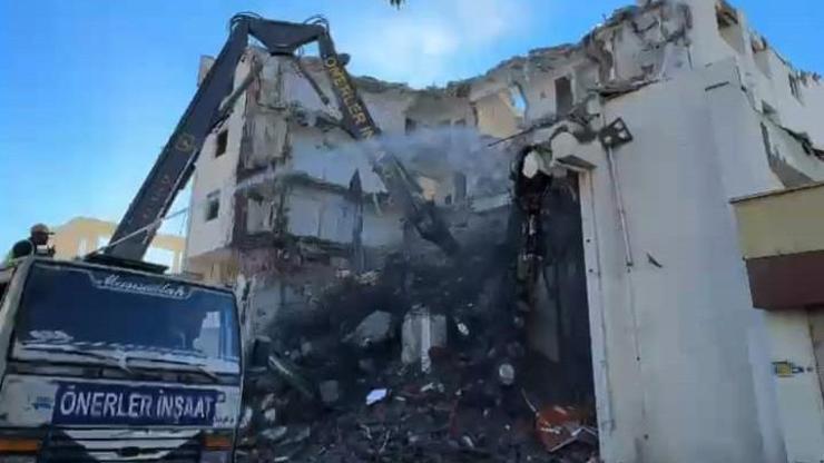 Depremde hasar gören 47 yıllık banka binası yıkılıyor