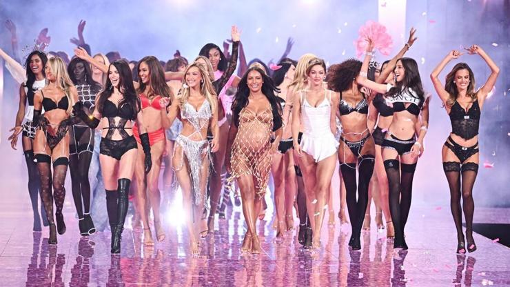 Victoria’s Secret’tan tarihi gece İlklere sahne olan defile: Melekler geri döndü, 9 aylık hamile model podyumda Basketbolcular, torpilliler...