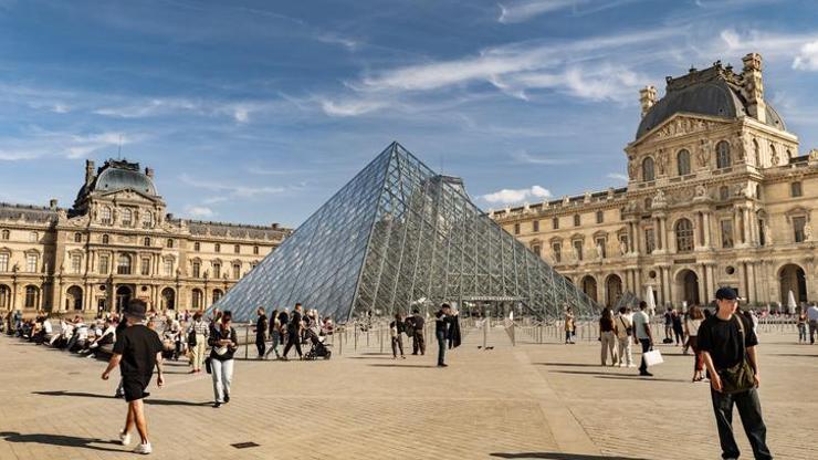 Louvreda soygun: Dünyaca ünlü müze kapılarını kapattı