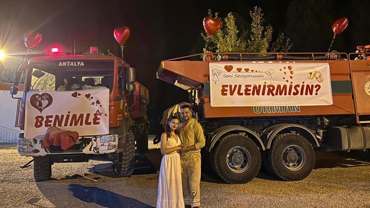 Orman işçisi arazöze pankart asıp kız arkadaşına evlilik teklif etti